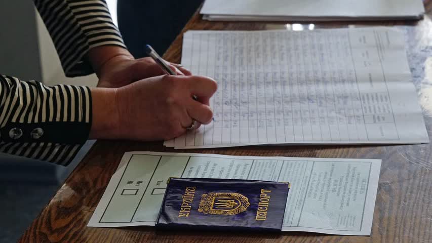 Фото - Сообщение об отнятых на референдуме украинских паспортах оказалось недостоверным: Фактчекинг